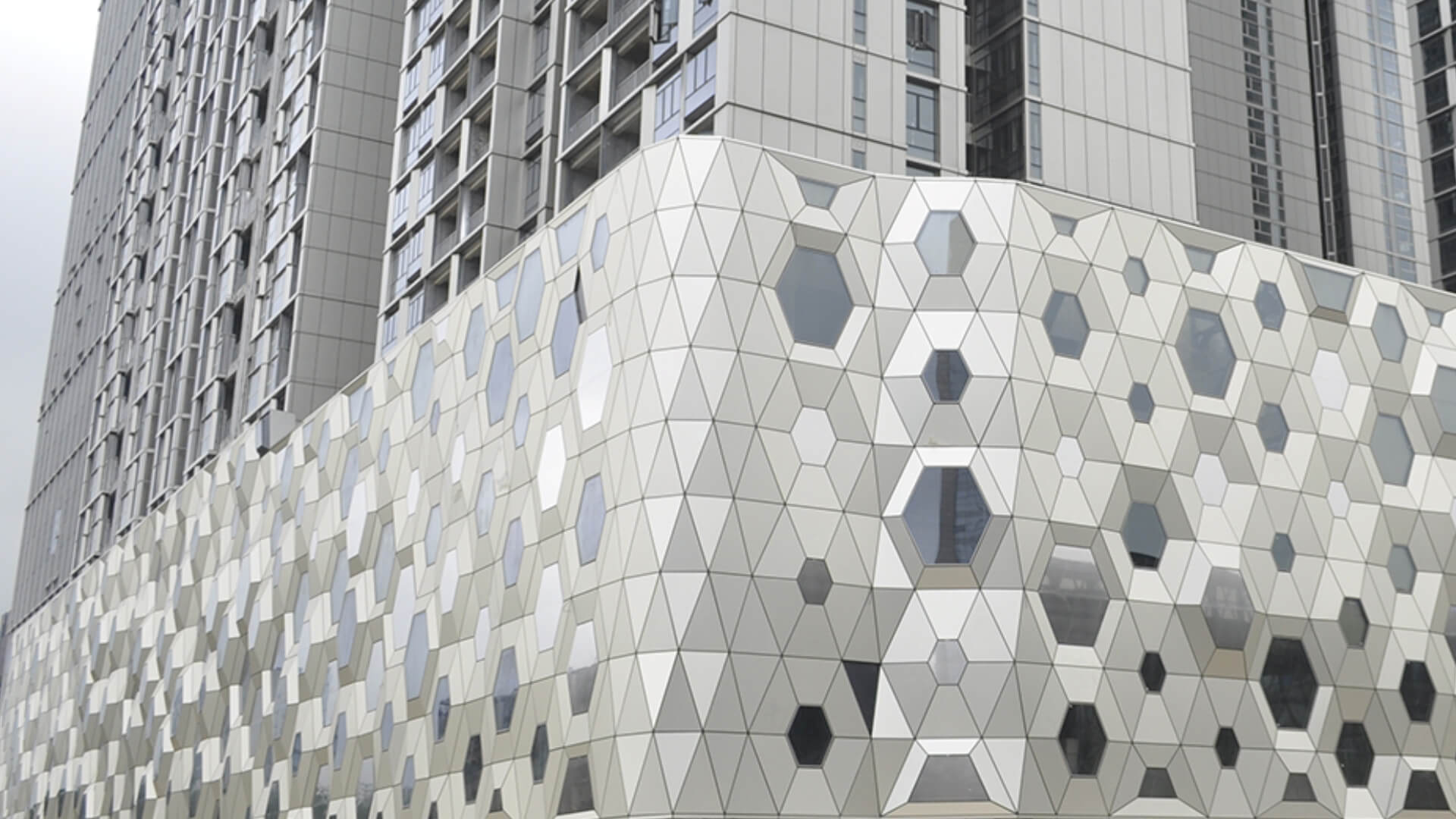 Building façade design: 3 applications starring aluminium