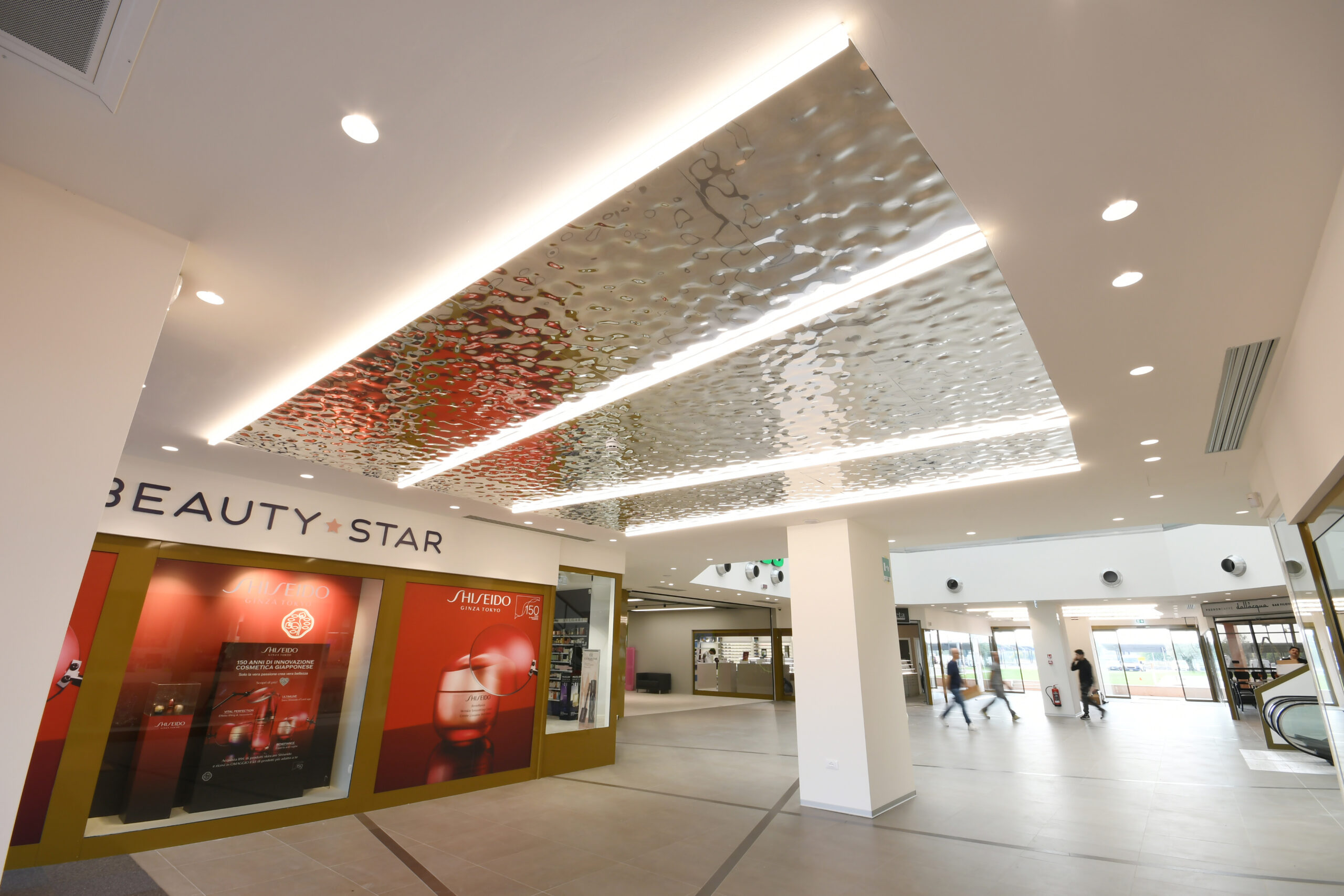Aluminium surfaces for panelling ceilings: the best solution to achieve the best results